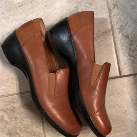 Light brown Clark’s - Picture 2 of 7